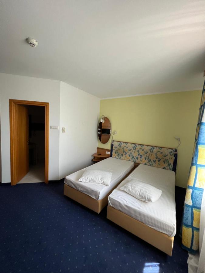 Hotel Doi Taurasi Afumaţi Zewnętrze zdjęcie