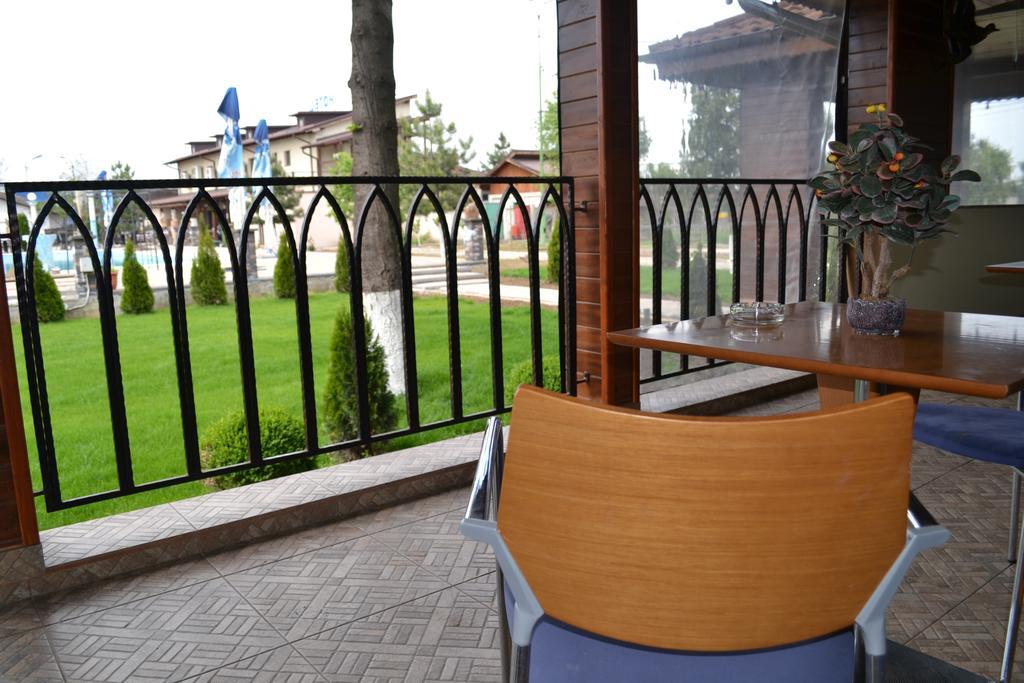 Hotel Doi Taurasi Afumaţi Zewnętrze zdjęcie
