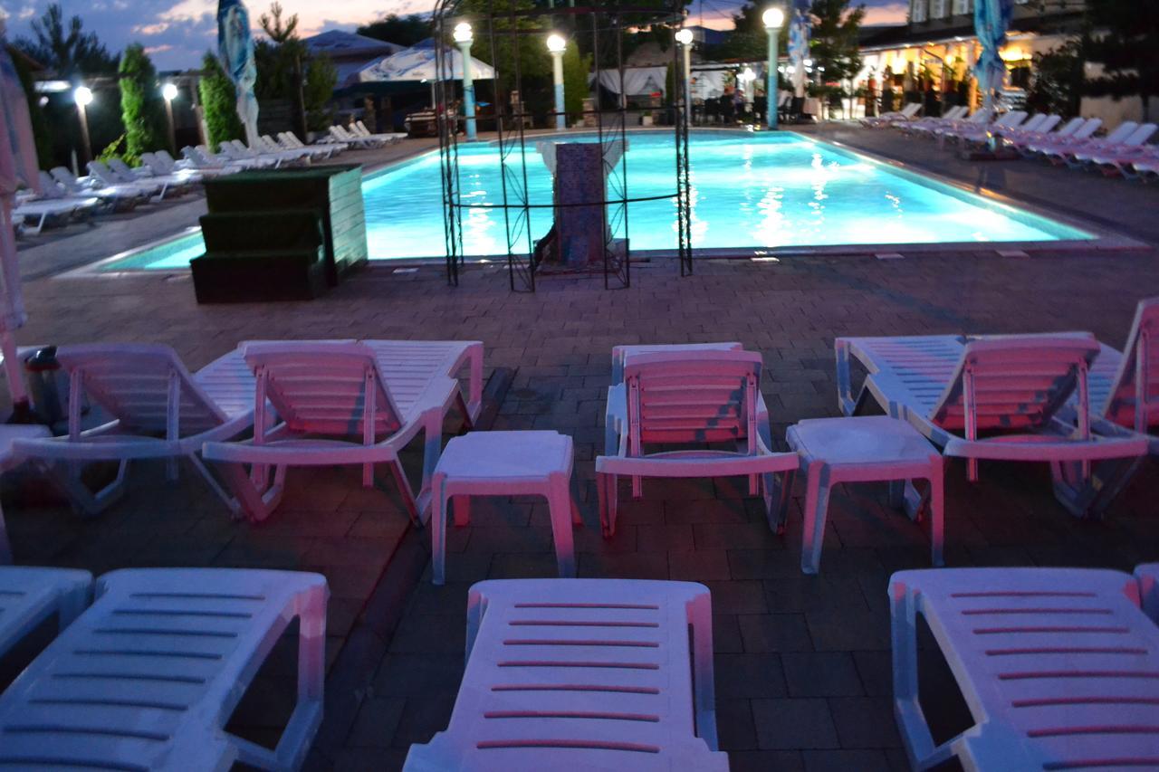 Hotel Doi Taurasi Afumaţi Zewnętrze zdjęcie