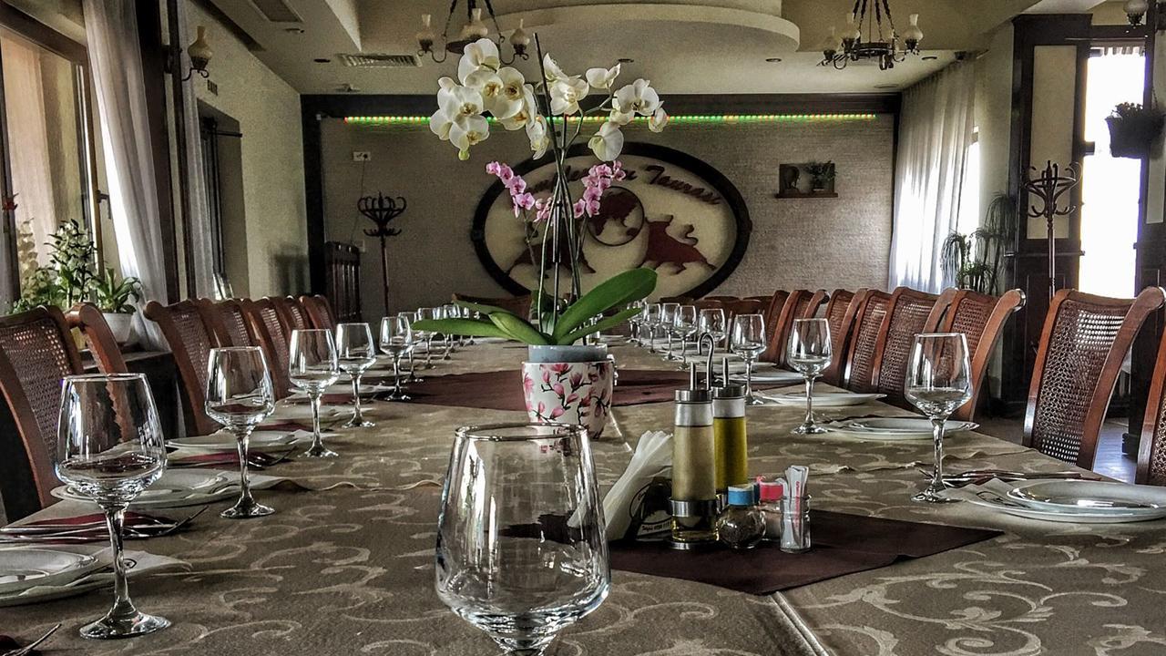 Hotel Doi Taurasi Afumaţi Zewnętrze zdjęcie